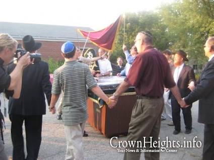 Chabad Jewish Center Welcomes Arrival Of Torah | CrownHeights.info ...